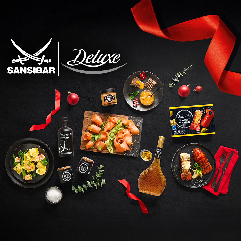 Sansibar Deluxe Feinkostauswahl mit Lachs, Hummer, Pasta und Saucen, festlich dekoriert.