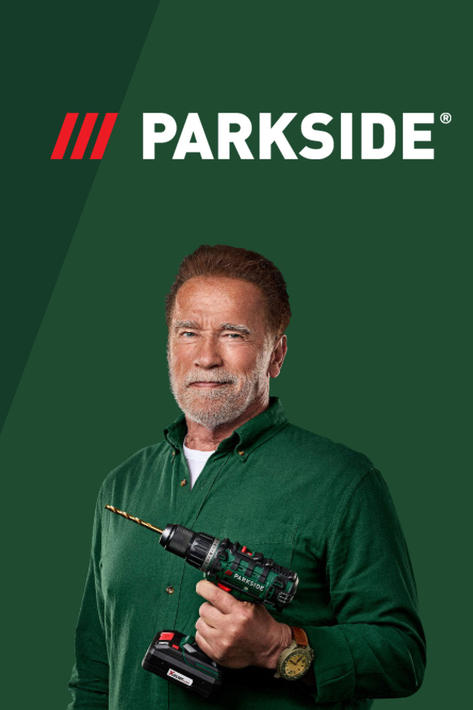 Arnold Schwarzenegger hält einen Parkside Akkuschrauber vor grünem Hintergrund.