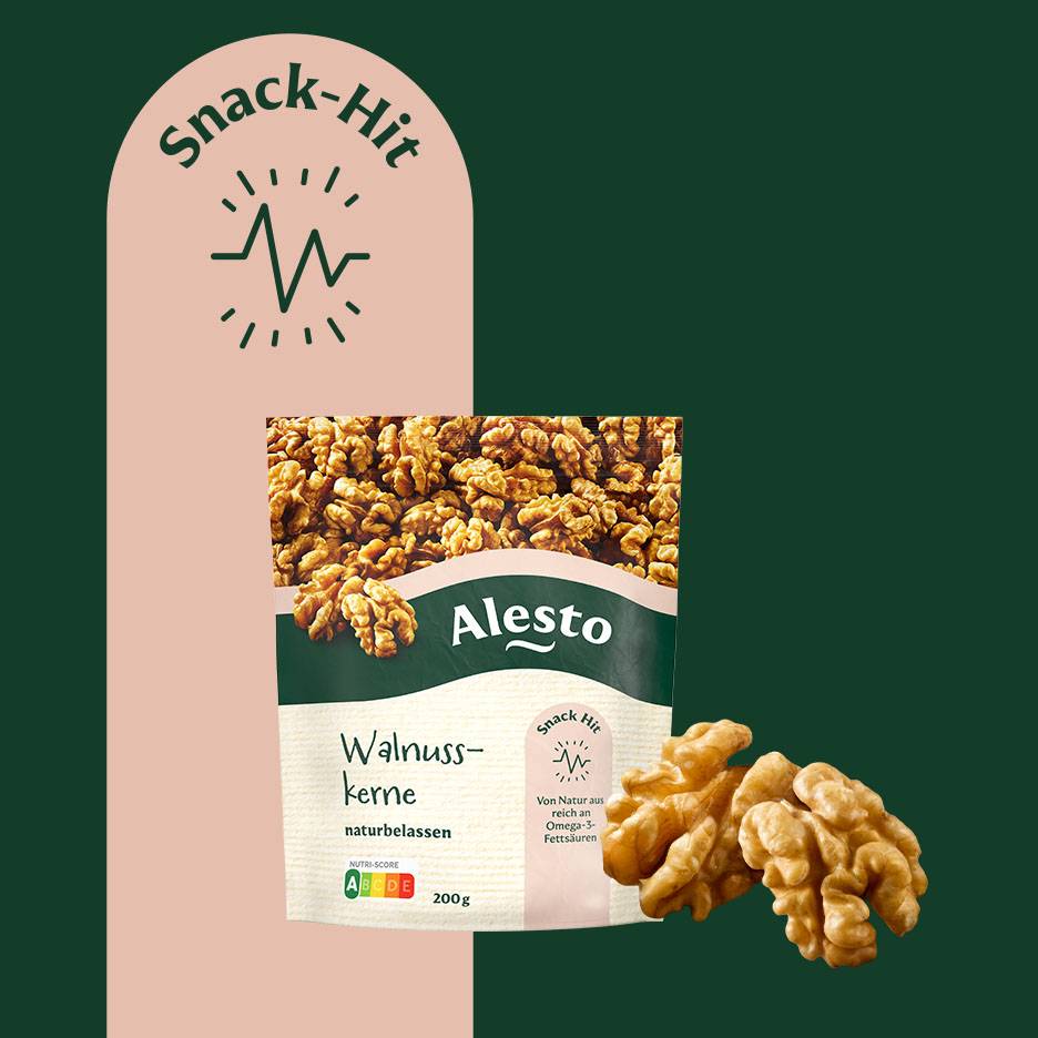 Eine Packung Walnusskerne mit „Snack-Hit“-Aufschrift und Omega-3-Fettsäuren-Informationen.