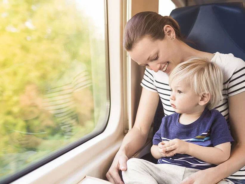 Mutter und Kind auf einer Zugreise.