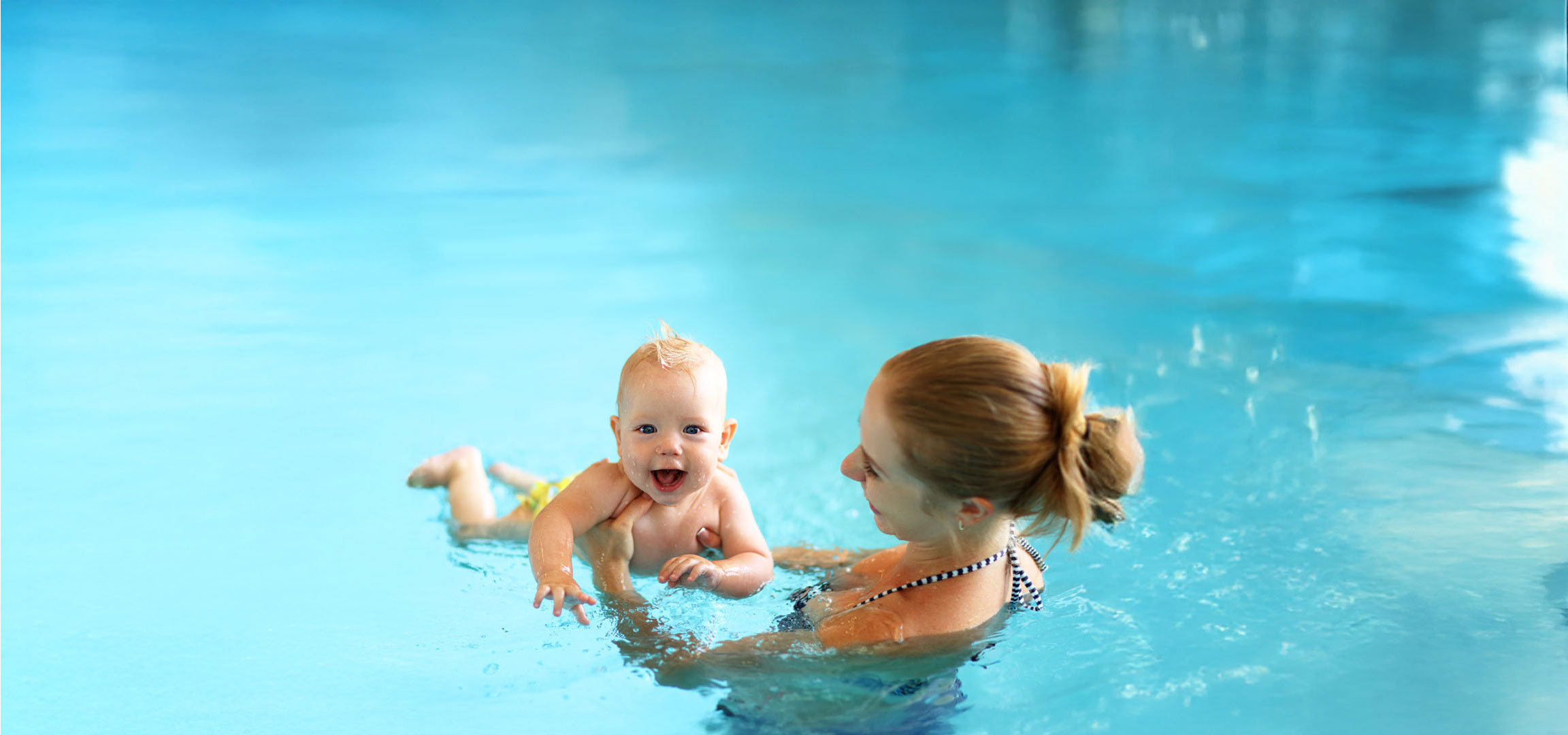 Mutter und Baby schwimmen im Pool.