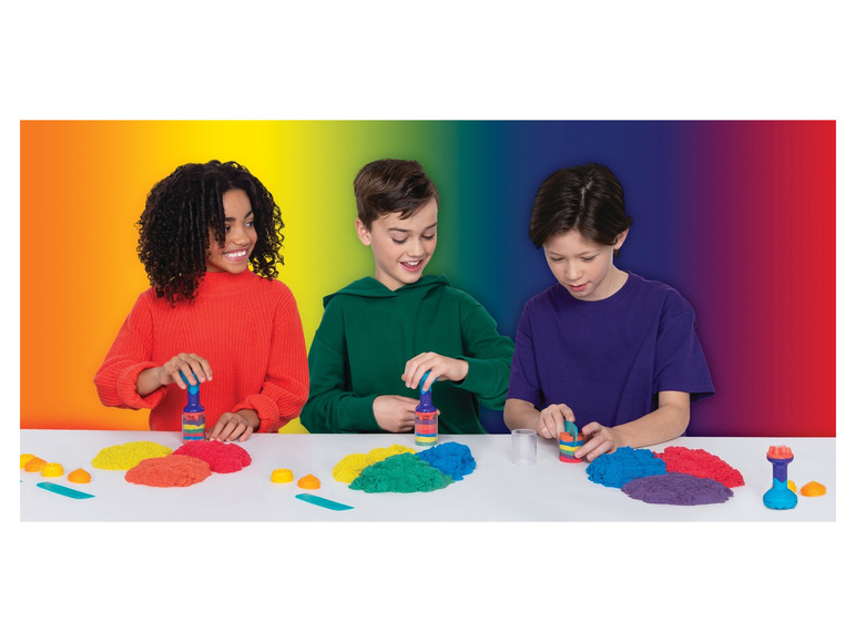 Gehe zu Vollbildansicht: Spinmaster Kinetic Sand Regenbogen Mix Set, mit Schneidwerkzeug - Bild 15