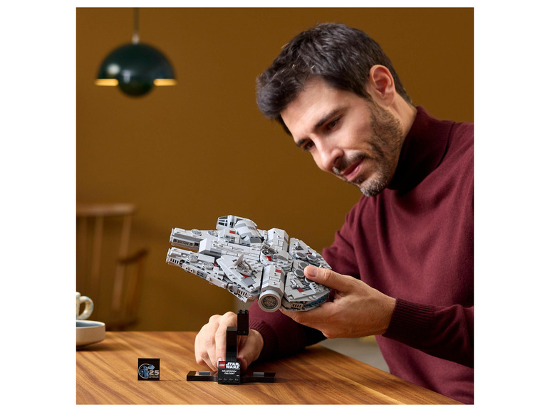 Gehe zu Vollbildansicht: LEGO® Star Wars 75375 »Millennium Falcon™« - Bild 2