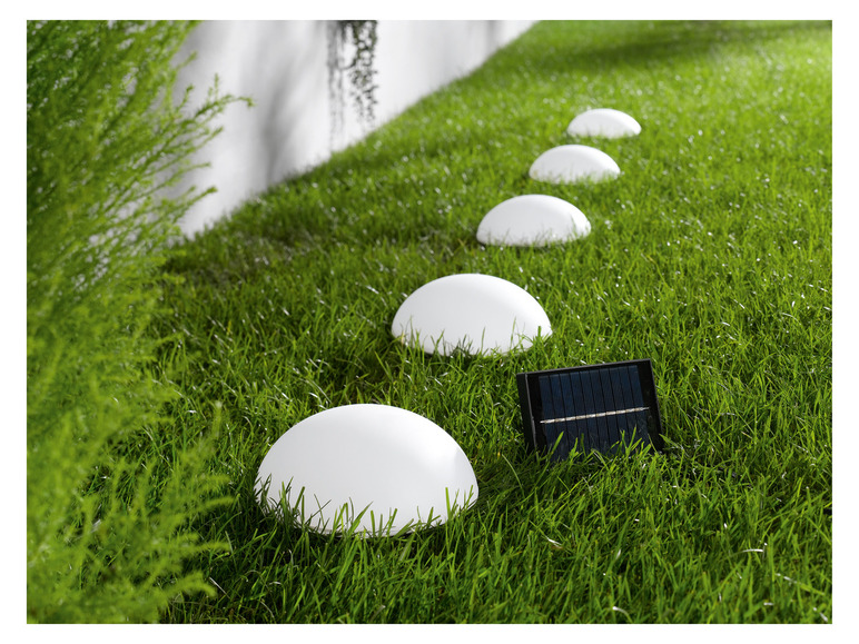 Gehe zu Vollbildansicht: LIVARNO home LED Solar Bodenlichterkette, mit 5 Leuchten - Bild 3
