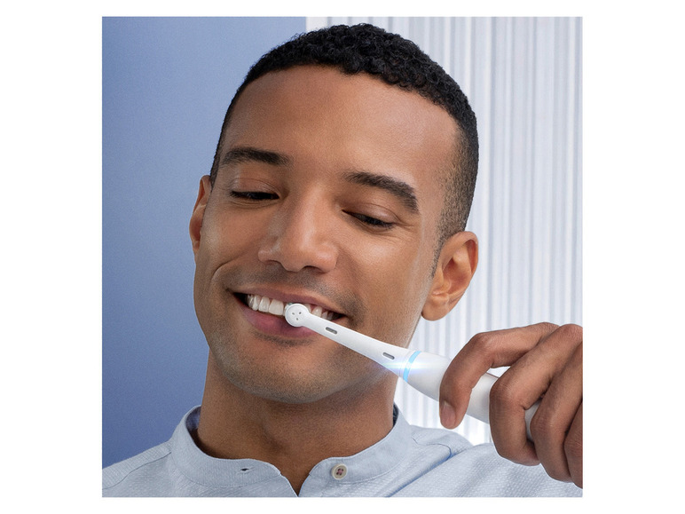 Gehe zu Vollbildansicht: Oral-B iO 7 Elektrische Zahnbürste mit 2 Aufsteckbürsten - Bild 2