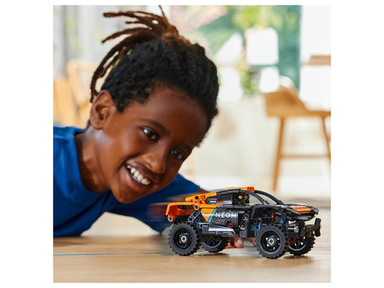 Gehe zu Vollbildansicht: LEGO® Technic 42166 »NEOM McLaren Extreme E Race Car« - Bild 2