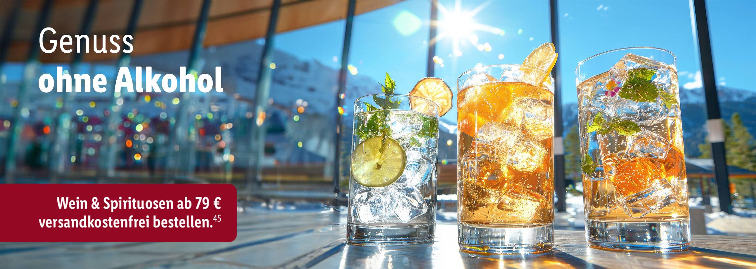 Alkoholische Cocktails: erfrischende Getränke mit Zitrusfrüchten und Minze.