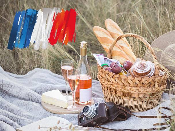 Französisches Picknick mit Baguettes, Käse und Rosé.