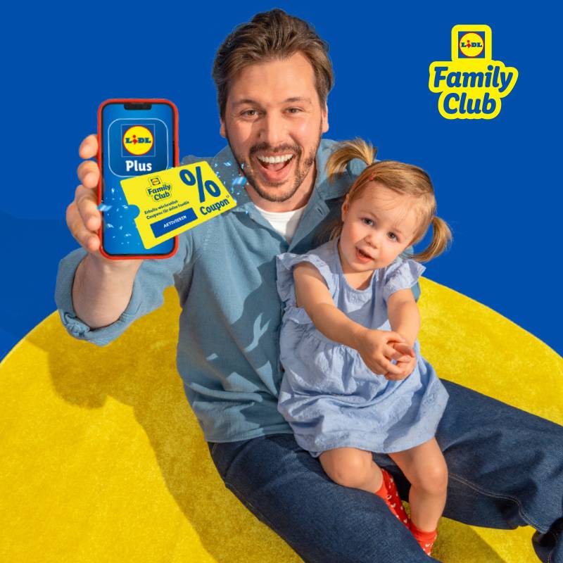 Ein Mann zeigt sein Smartphone mit der Lidl Plus App und einem Family Club-Coupon, während er ein Kleinkind auf dem Schoß hält.