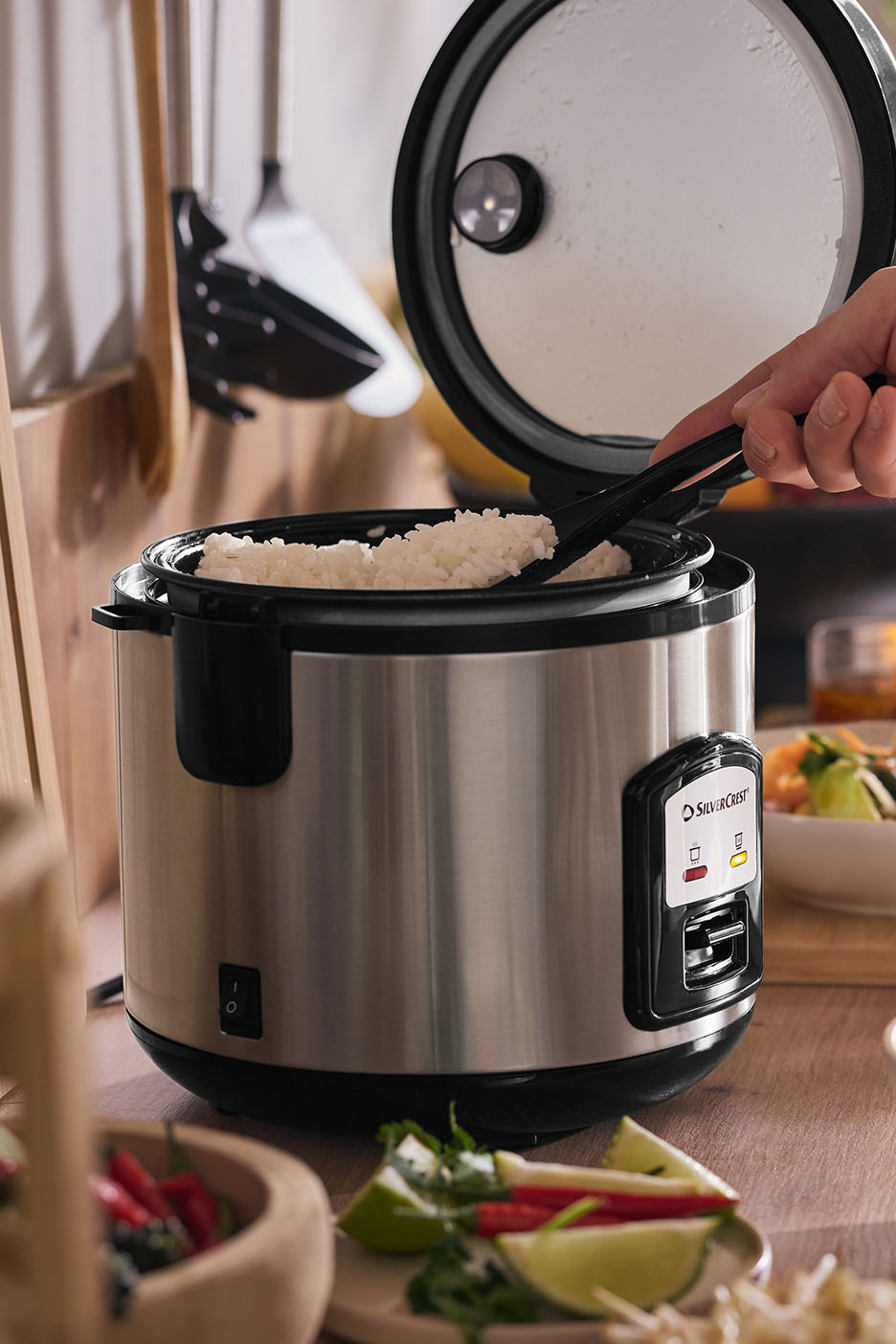 Silvercrest Reiskocher mit gekochtem Reis, der mit einer Zange entnommen wird