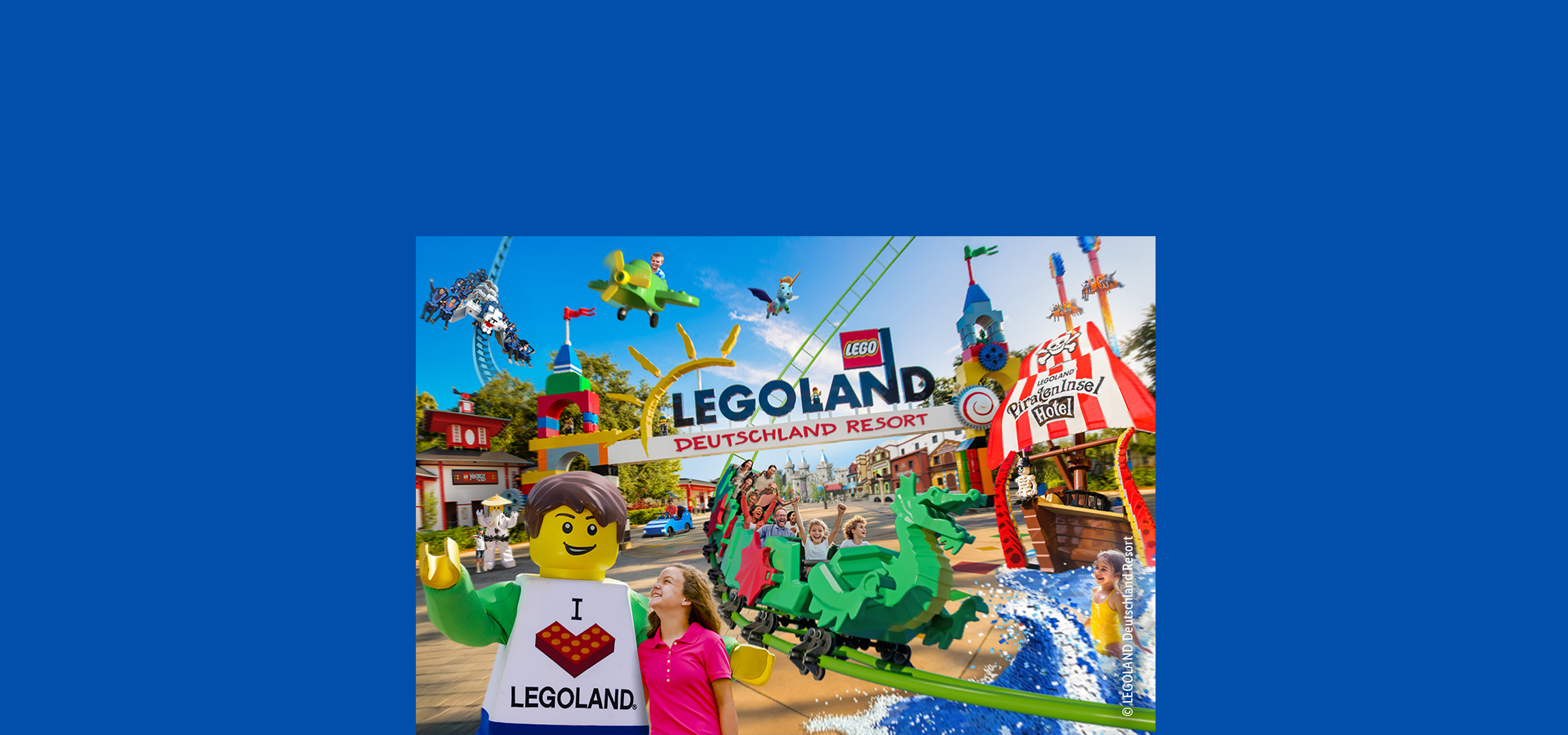 Eingang zum Freizeitpark mit LEGO-Figuren, Achterbahnen und Wasserspielplatz.