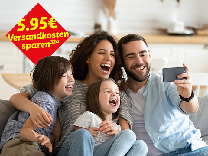 Lachende Familie macht Selfie, mit rotem Rabatt-Hinweis: 5.95€ Versandkosten sparen.