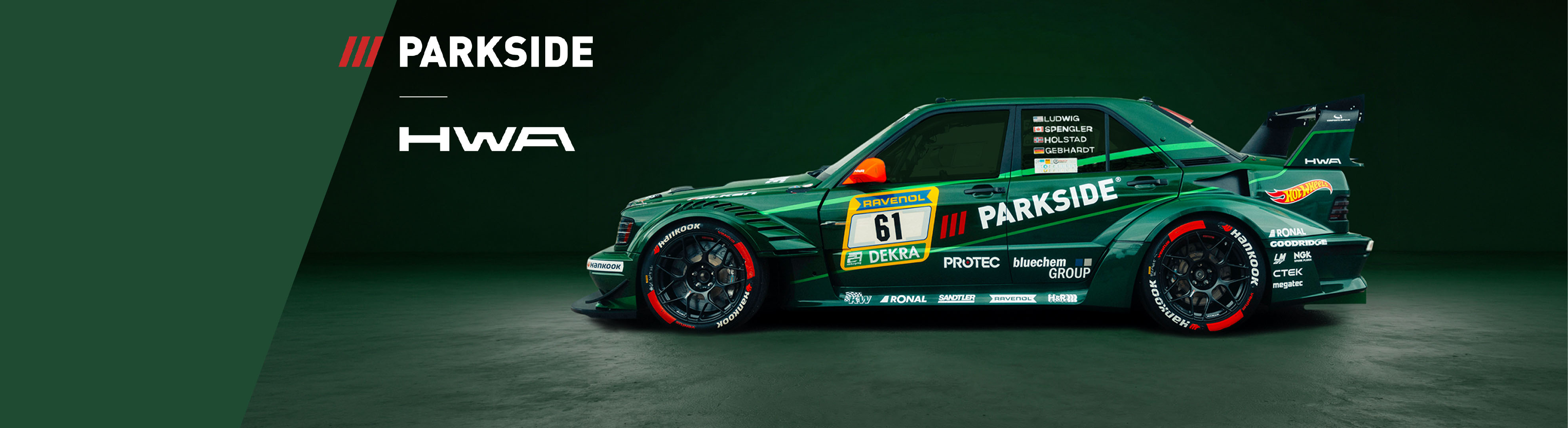Grüner Rennwagen mit der Nummer 61 und Sponsorenlogos, darunter Parkside und HWA.