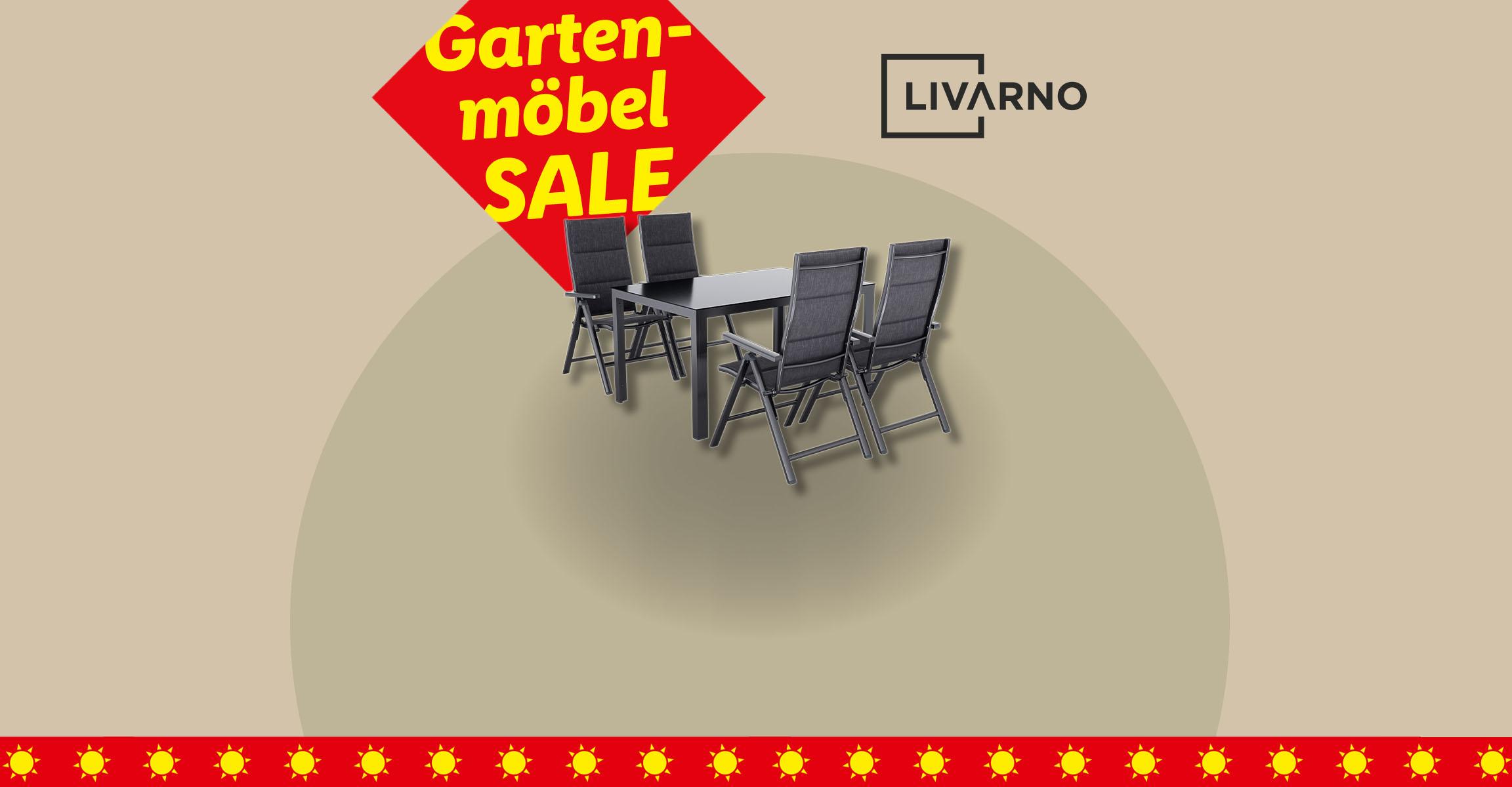 Gartenmöbel-Set mit Tisch und Stühlen, dazu ein rotes Banner mit der Aufschrift 'Gartenmöbel SALE'.