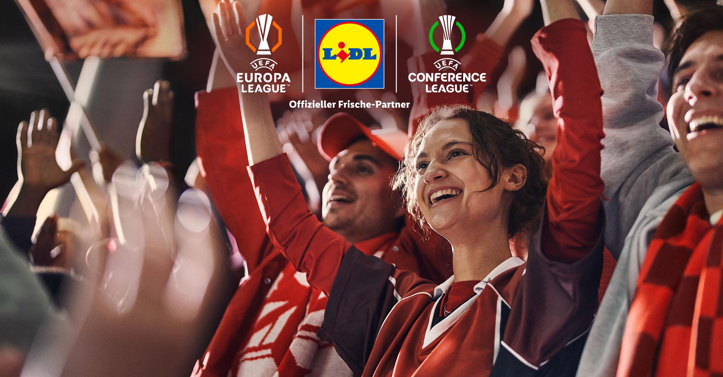 Feed your passion: Begeisterte Fußballfans jubeln auf der Tribüne neben Logos für UEFA Europa League und UEFA Conference League. Lidl ist Official Fresh Food Partner.