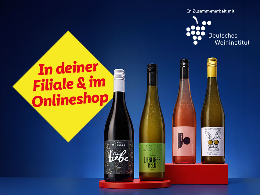 Vier verschiedene Weinflaschen präsentiert vor blauem Hintergrund mit Werbehinweis.