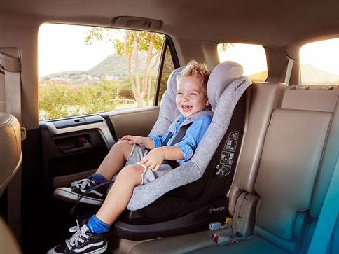 Tipps für entspannteres Autofahren mit Baby: Spiegel anbringen