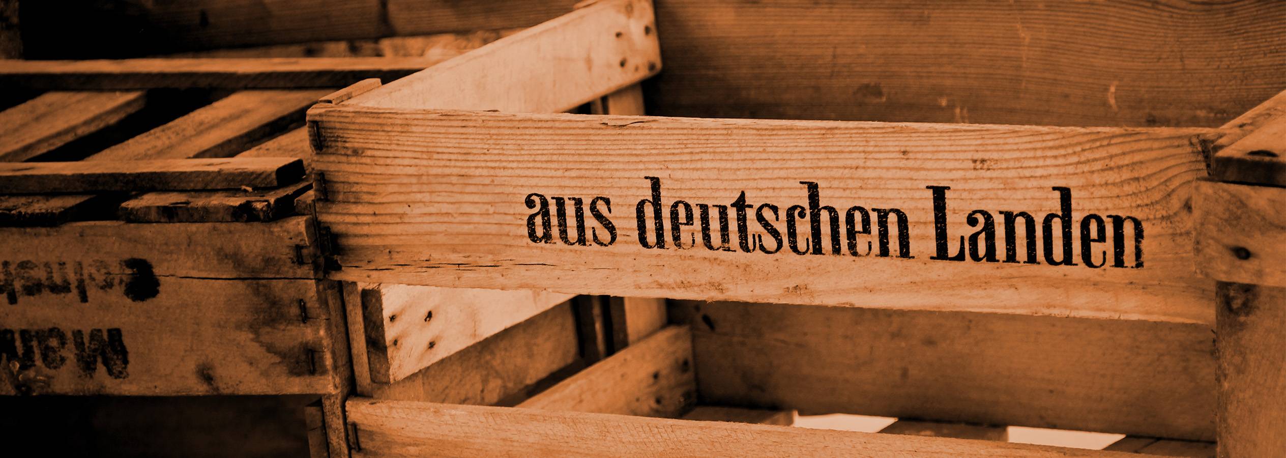 Holzkisten mit der Aufschrift „aus deutschen Landen“