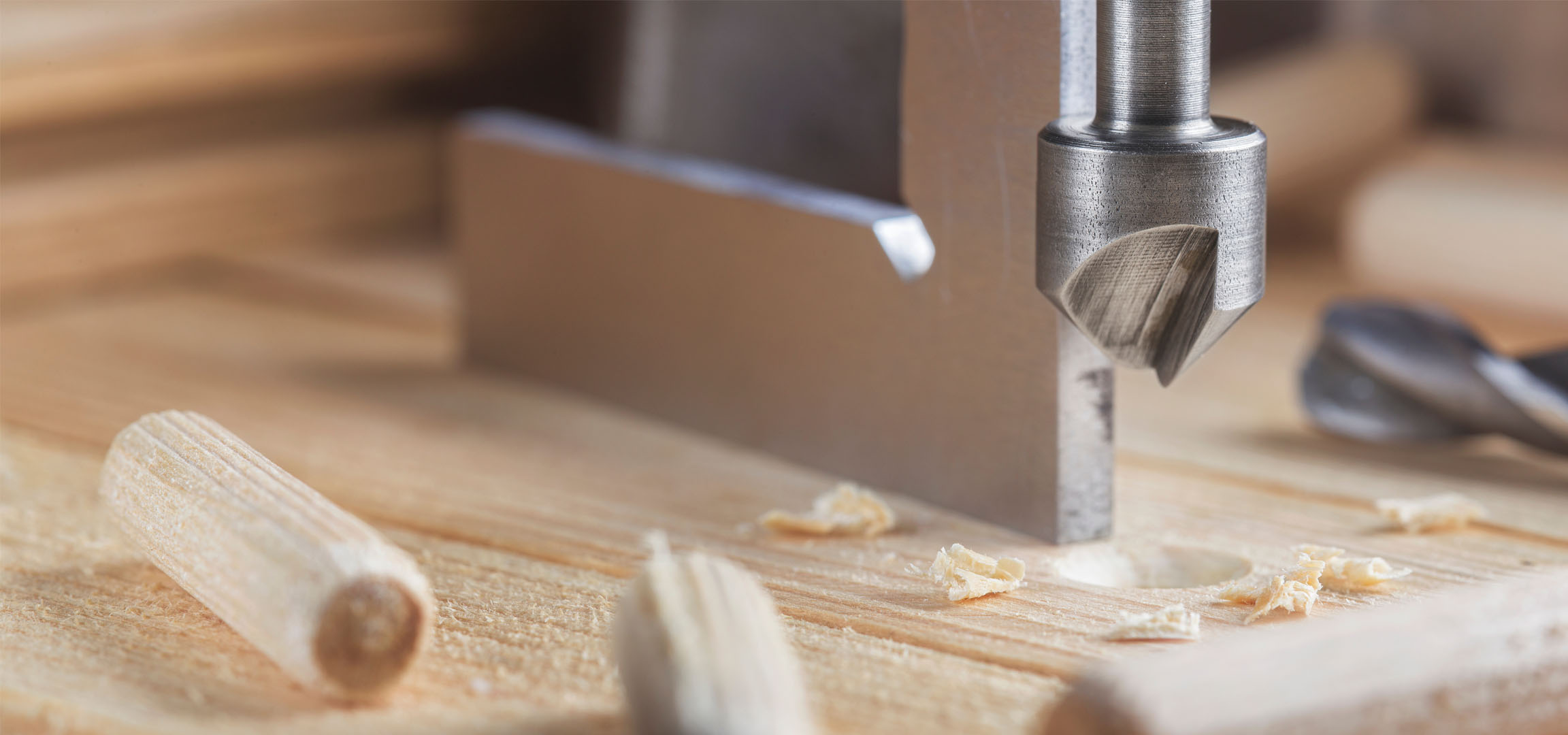 Holzdübel, Bohrer und Holz während des Baus.