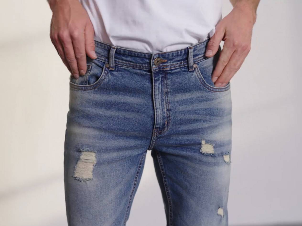 Jeans mit Destroyed-Effekt.