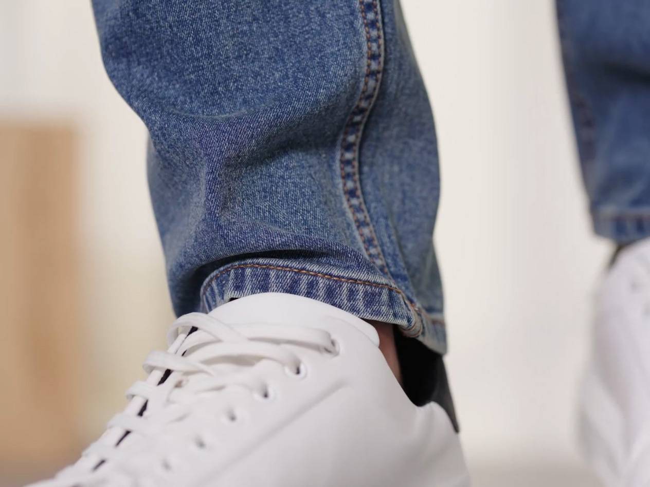 Jeans und weiße Sneakers.