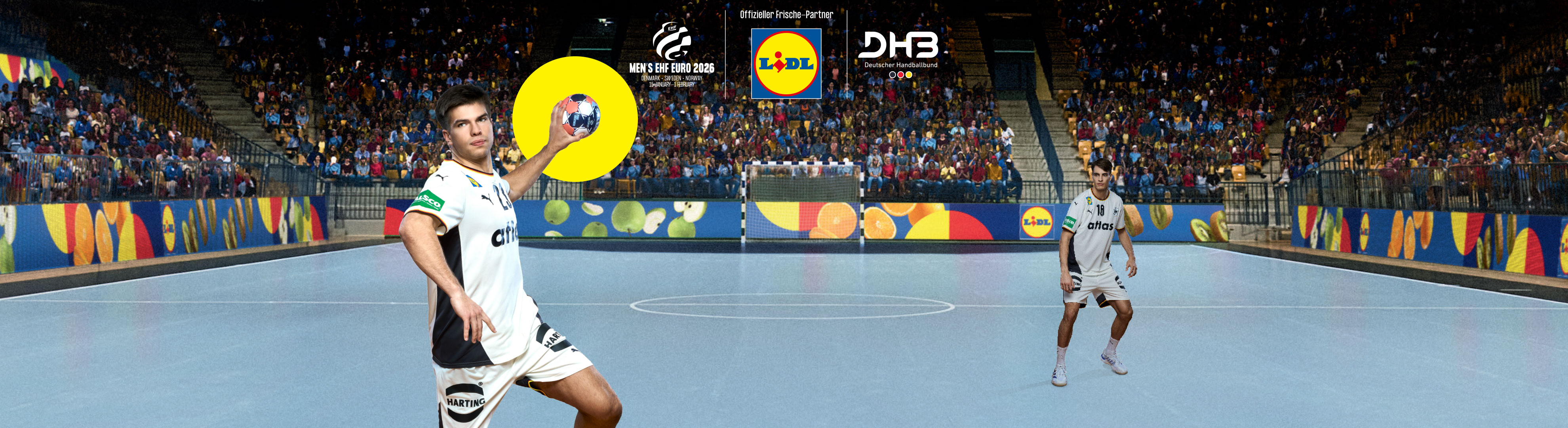 Handballspieler mit Ball auf dem Spielfeld, umgeben von Lidl-Werbung und Zuschauern.
