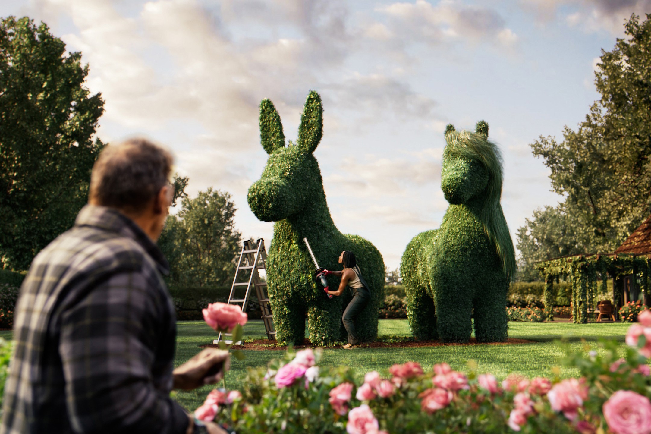 Mann und Frau schneiden Tier-Topiaries in einem Garten.
