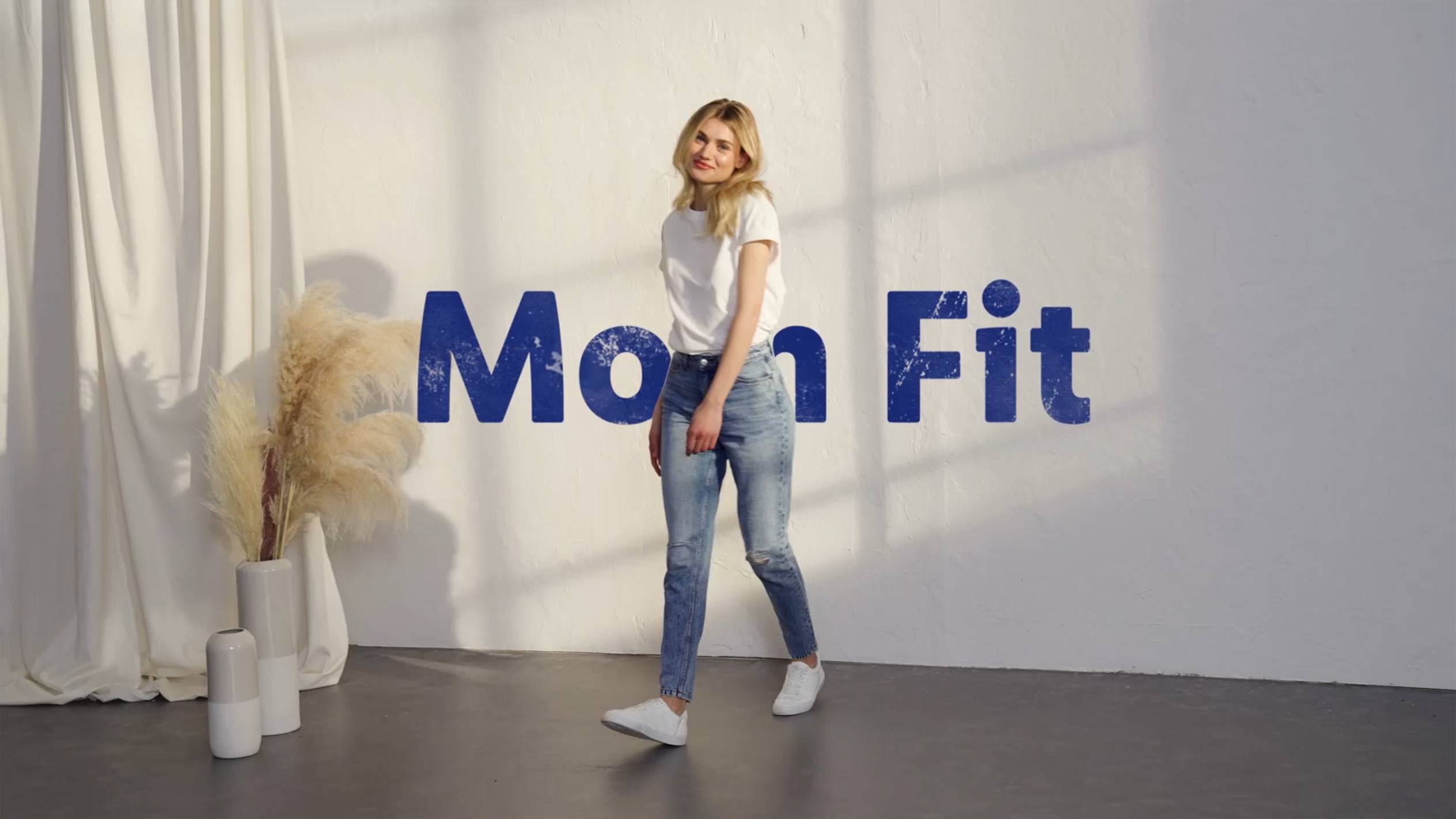 Mon Fit Jeans und T-Shirt.