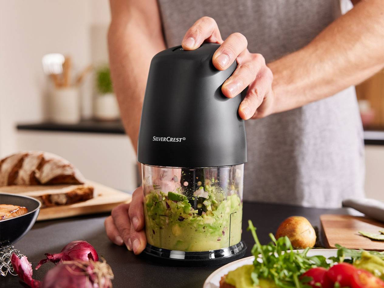 SilverCrest Mini-Zerkleinerer mit Guacamole.