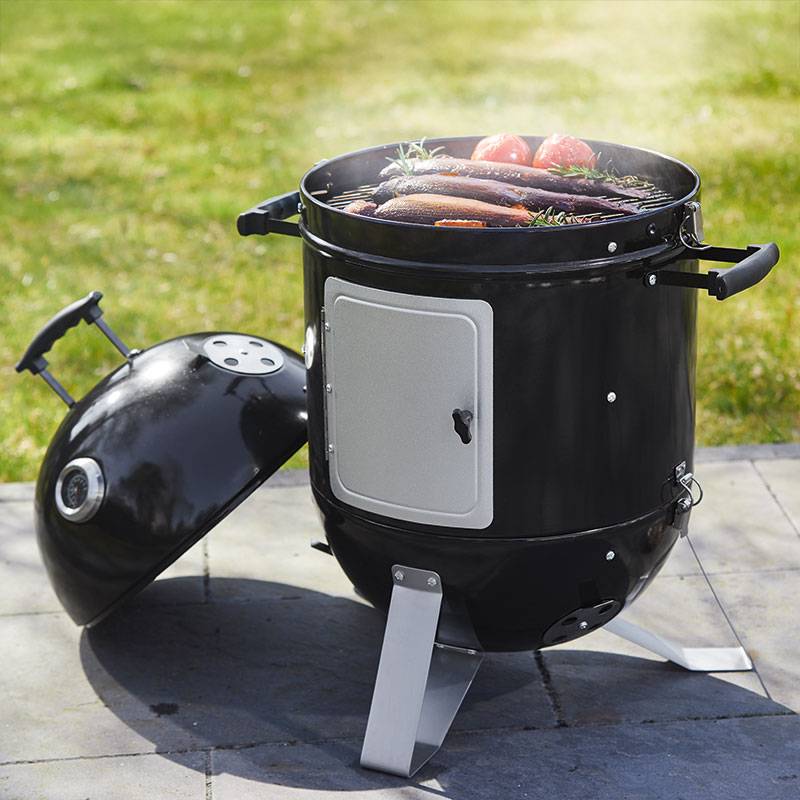Schwarzer Smoker Grill mit Deckel.