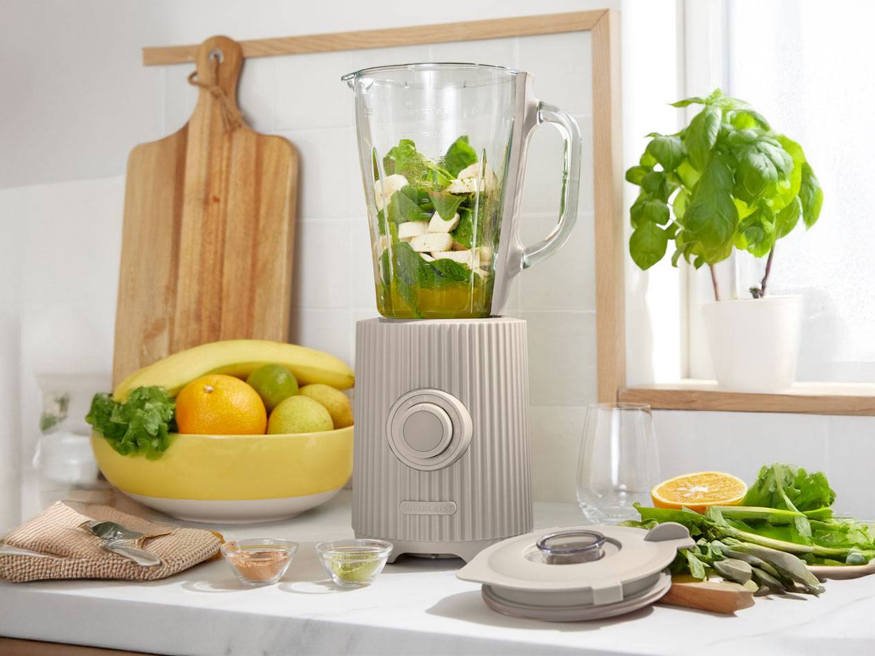 Mixer und Früchte für einen Smoothie.