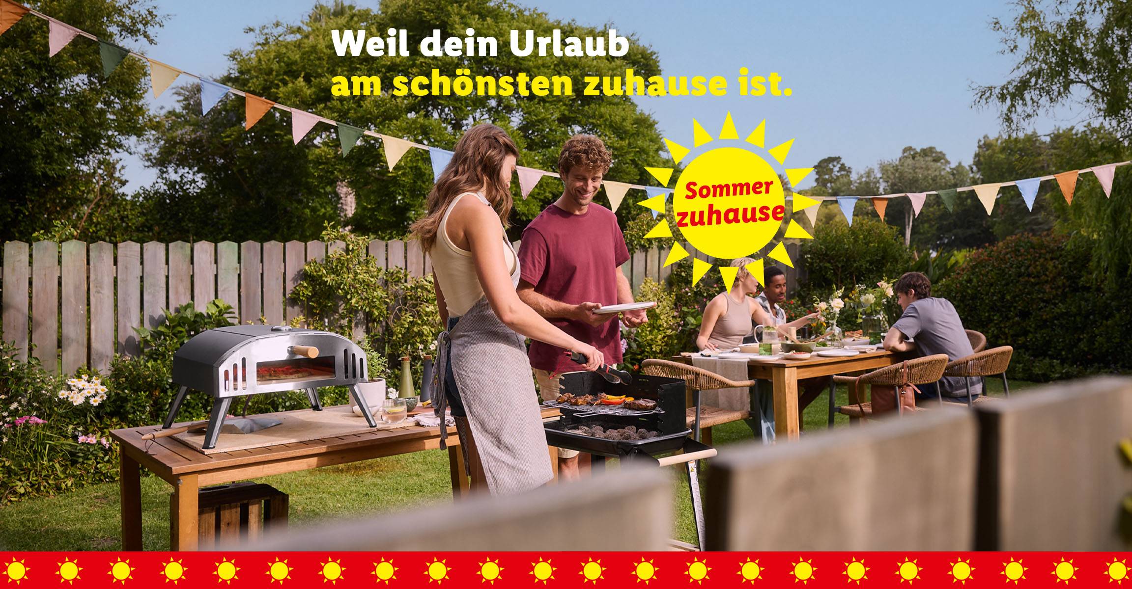 Menschen grillen im Garten, mit dem Text „Sommer zuhause“ und „Weil dein Urlaub am schönsten zuhause ist“.