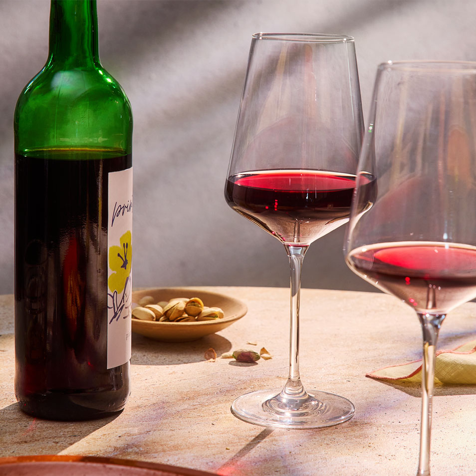 Wein, Weingläser, Pistazien.