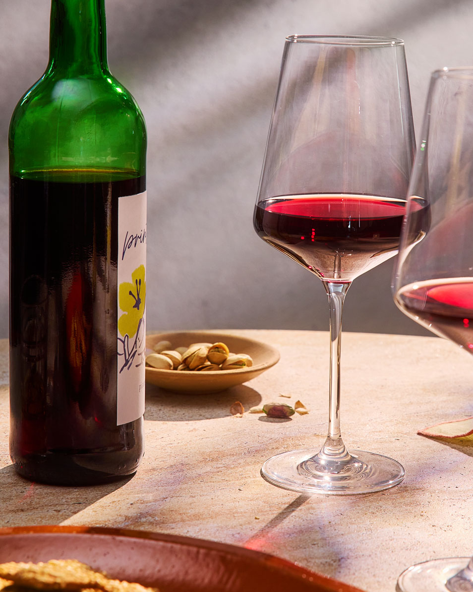 Wein, Weingläser und Pistazien.