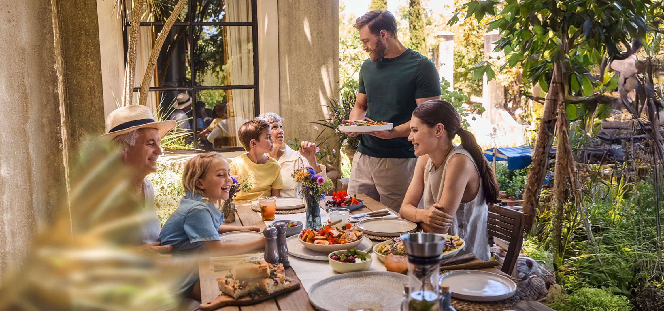 Rodzinny obiad na świeżym powietrzu w pięknym ogrodzie.