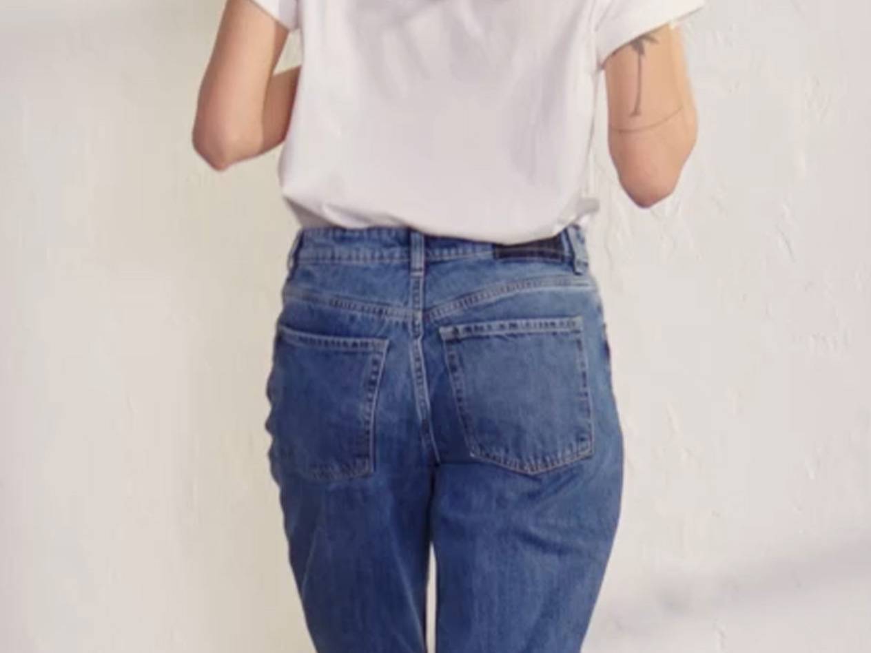 Jeans und weißes T-Shirt.