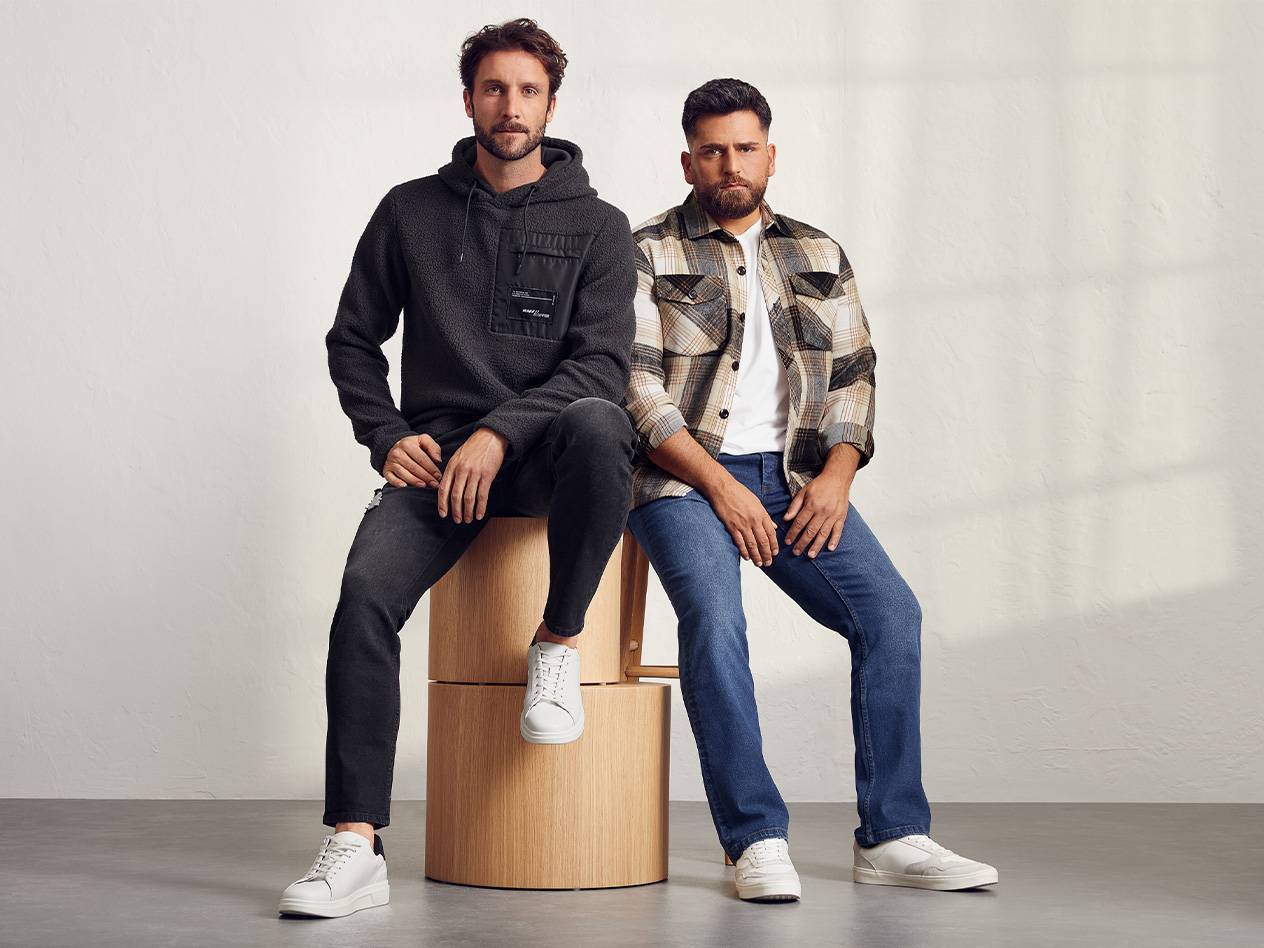 Jeans, Kapuzenpullover und Karohemd: Herrenmode.