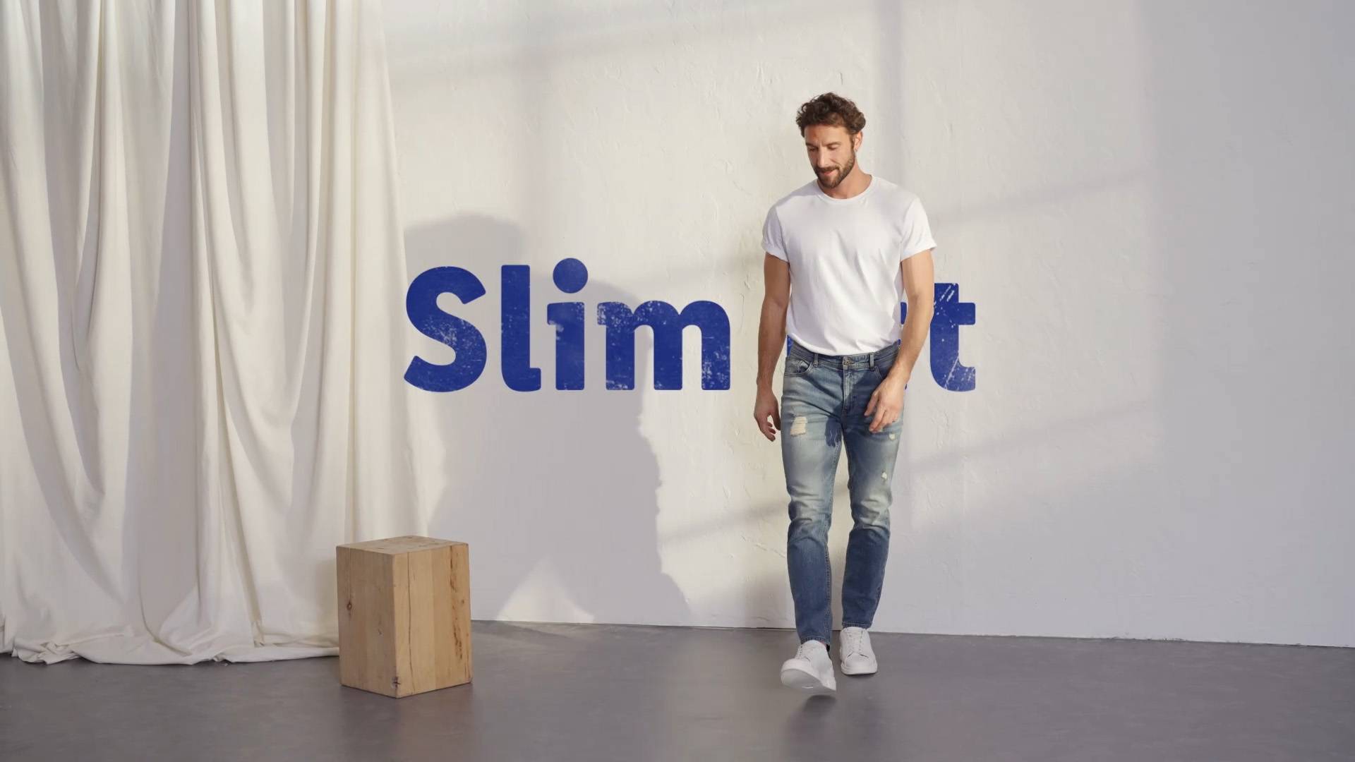 Slim Fit Jeans und weißes T-Shirt: Casual Style.
