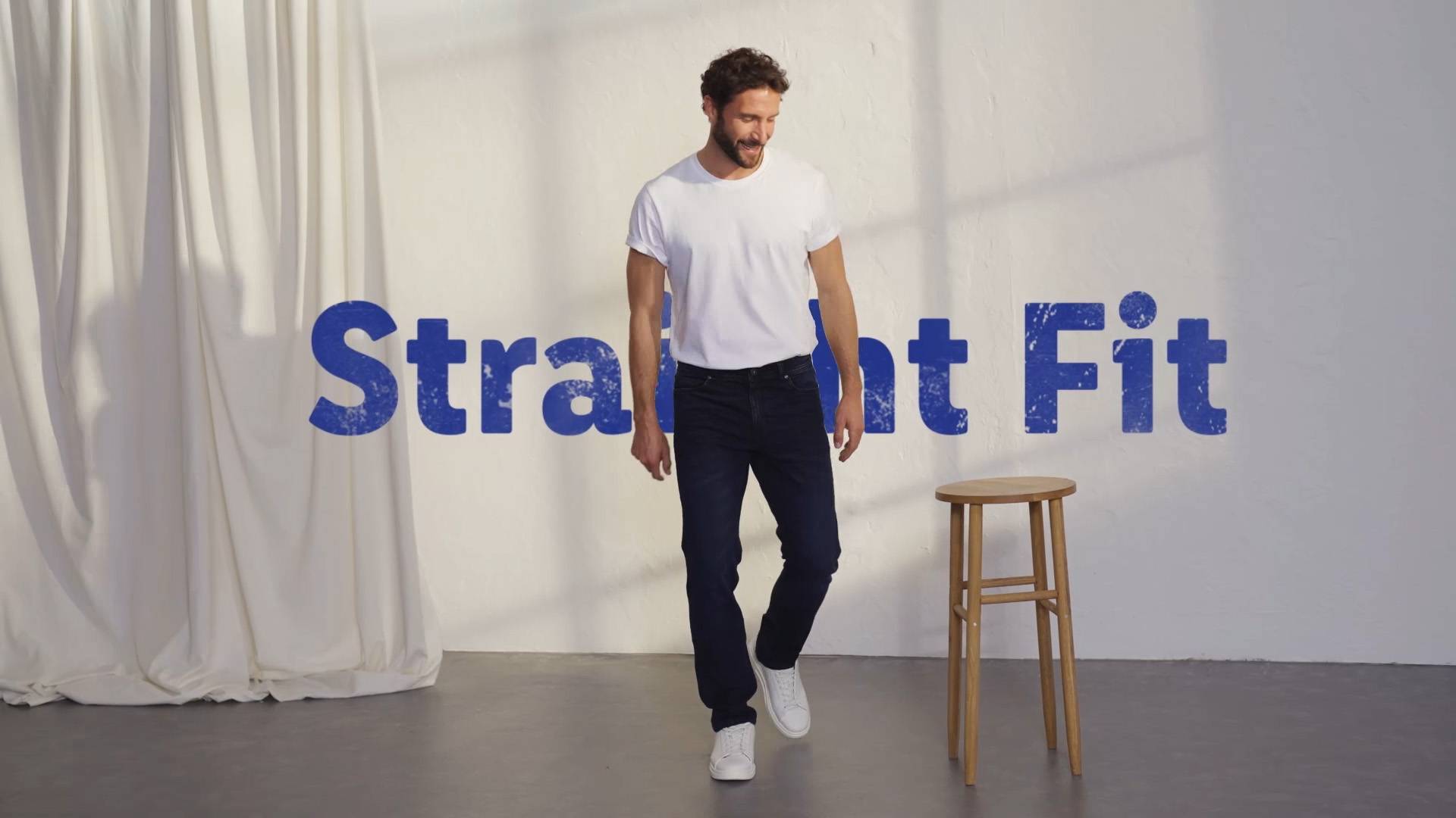 Straight Fit Jeans und weißes T-Shirt.