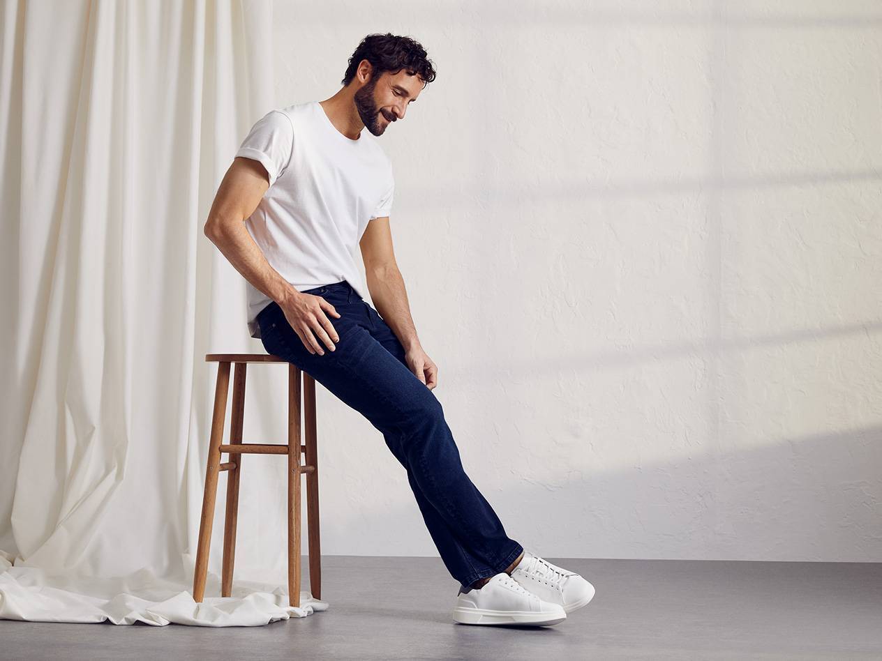 Herrenjeans und weißes T-Shirt.