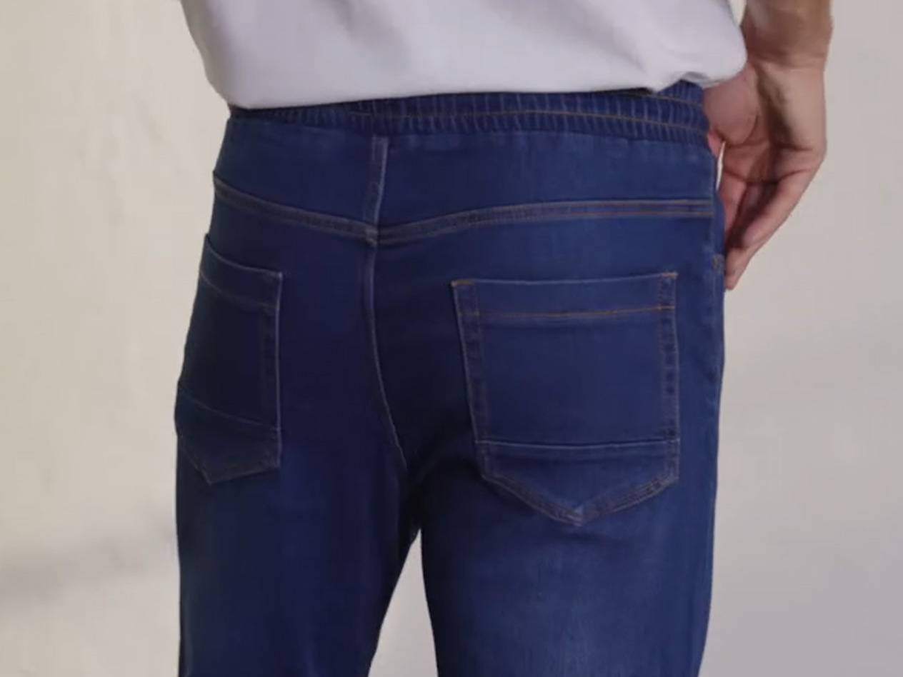 Jeans mit elastischem Bund.