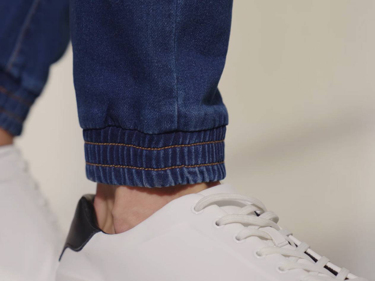 Jeans und weiße Sneaker.