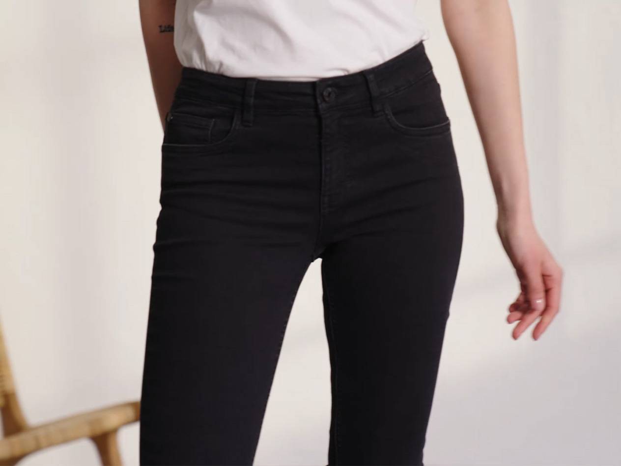 Schwarze Jeans, moderner Stil.