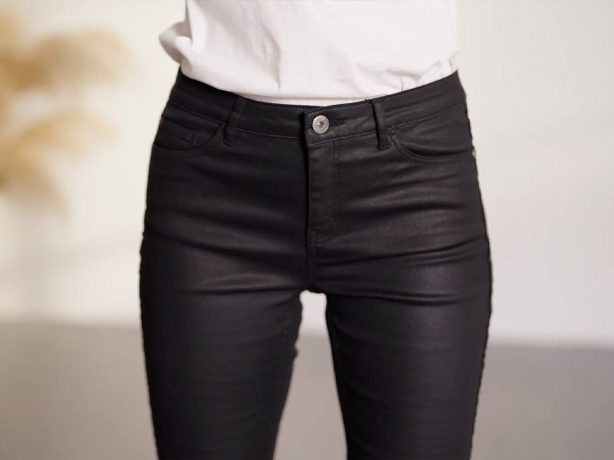 Schwarze Skinny Jeans.