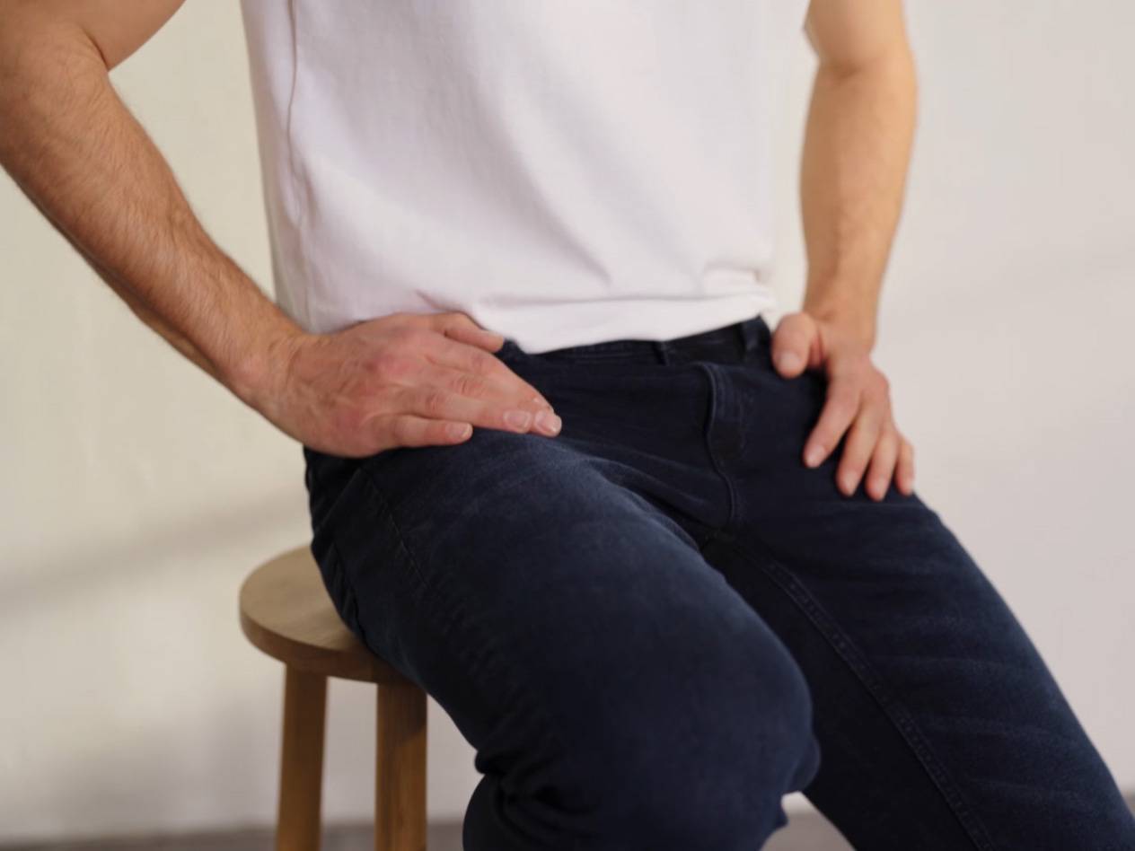 Mann in Jeans und weißem T-Shirt.